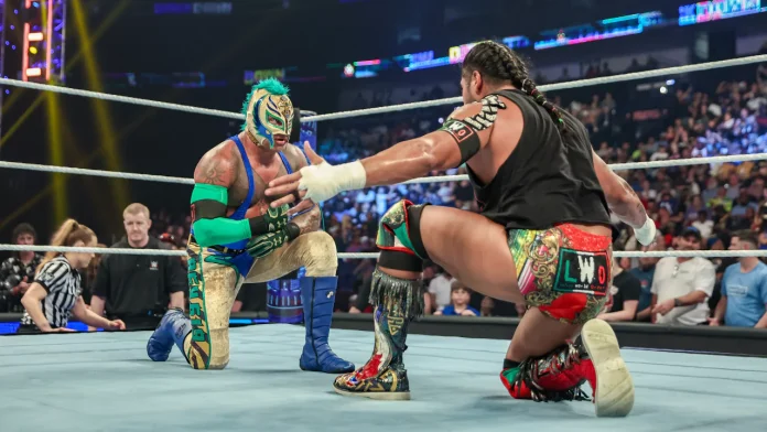 Nach dem Match-Abbruch: Rey Mysterio zollt Santos Escobar Respekt - (c) 2023 WWE