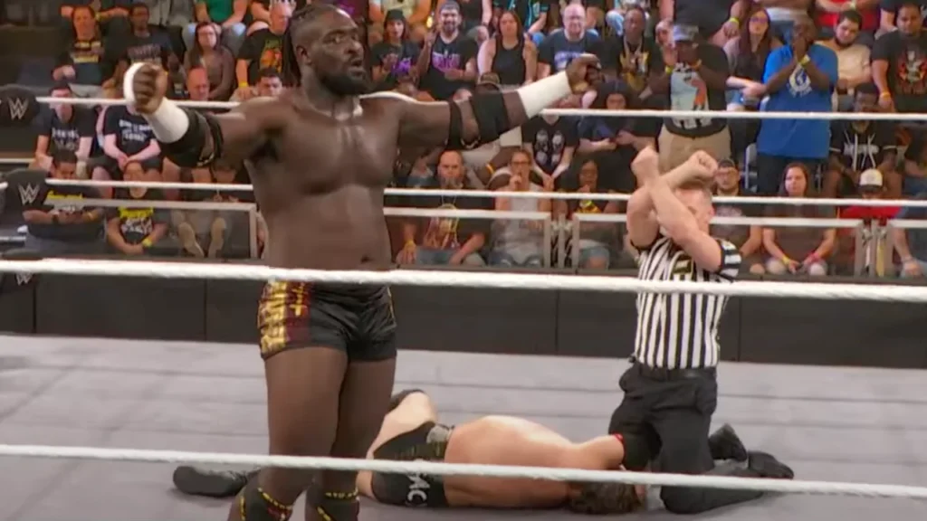 Mit dem "X" signalisiert der Ringrichter eine mögliche Verletzung / WWE NXT vom 2. April 2024