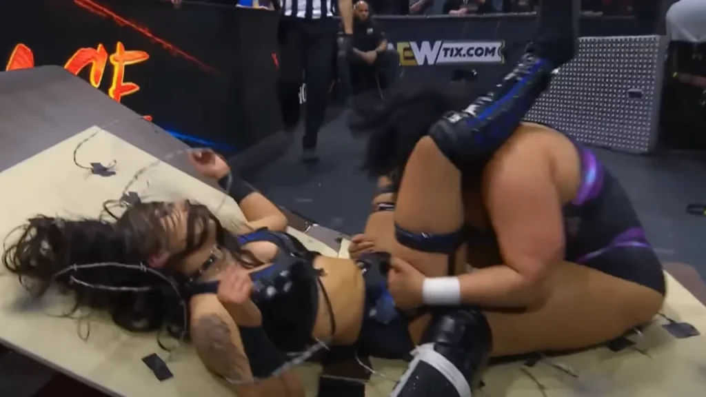 Die Doctor Bomb durch den Tisch entscheidet den Main Event bei AEW Rampage (1. Mai 2024)