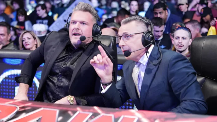 Michael Cole und Pat McAfee kommentieren WWE Raw / Foto: (c) WWE