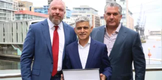 WWE-CCO Paul Levesque, Londons Bürgermeister Sadiq Khan und WWE-Präsident Nick Khan (v.l.n.r.) in London / Foto: X/@MayorofLondon
