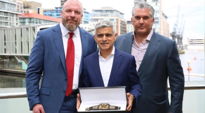 WWE-CCO Paul Levesque, Londons Bürgermeister Sadiq Khan und WWE-Präsident Nick Khan (v.l.n.r.) in London / Foto: X/@MayorofLondon
